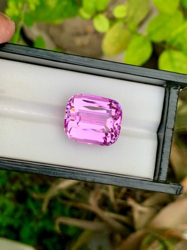 deep pink kunzite gemstone