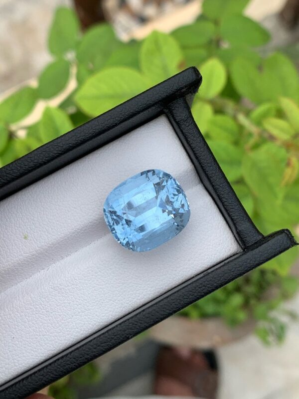 natural loose aquamarine stone