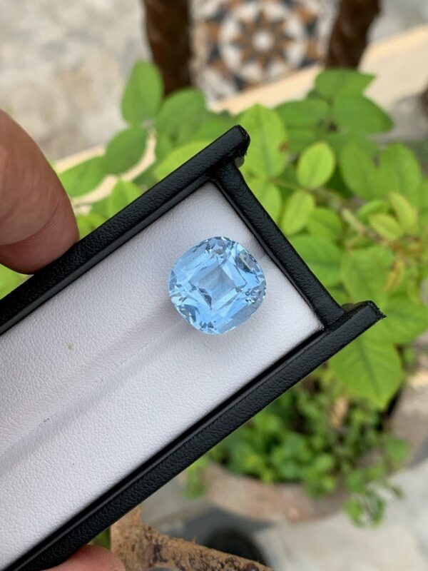 loose aquamarine gemstone