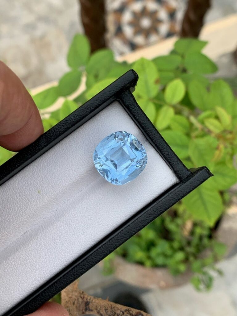 loose aquamarine gemstone